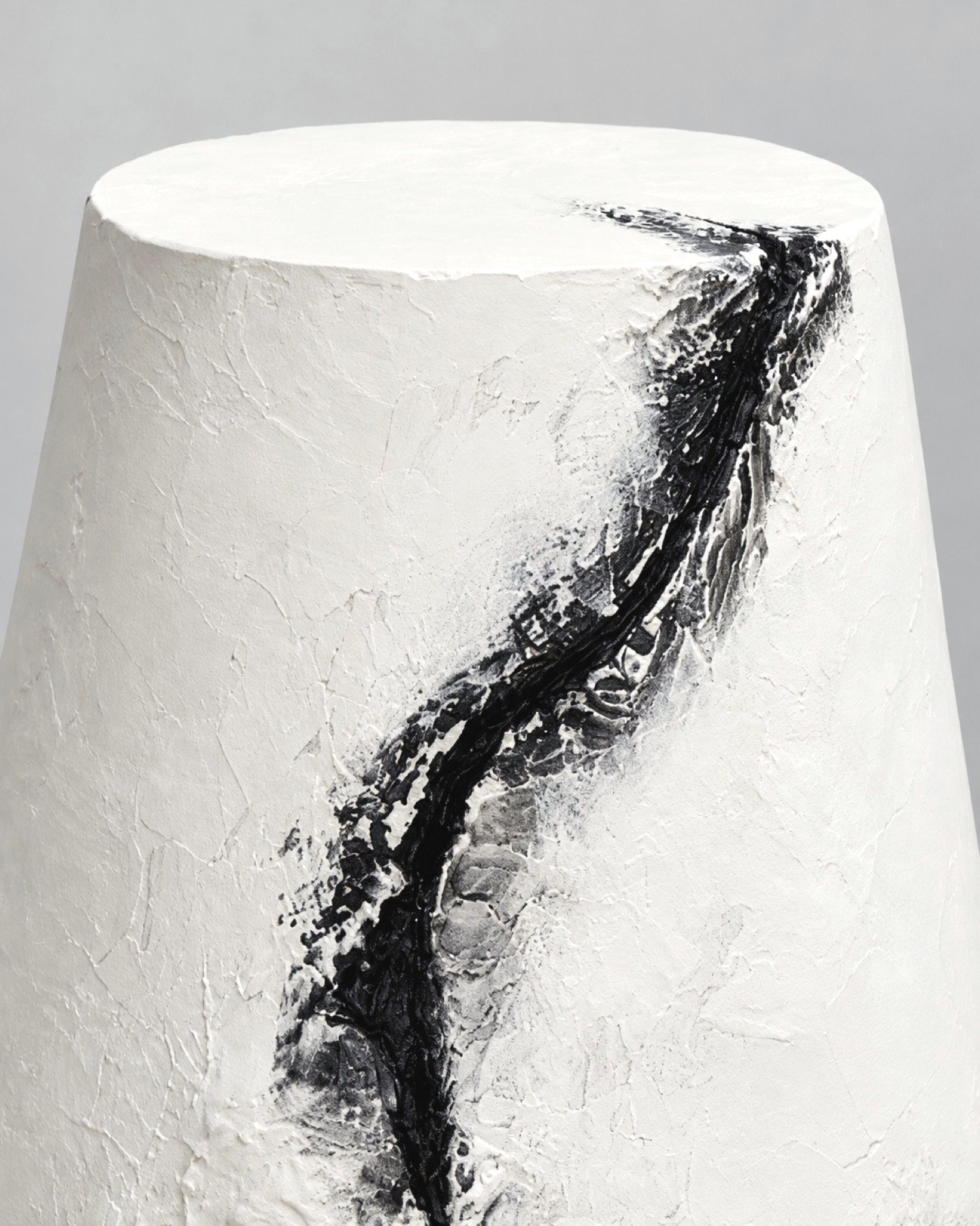 Stool 균열 디테일